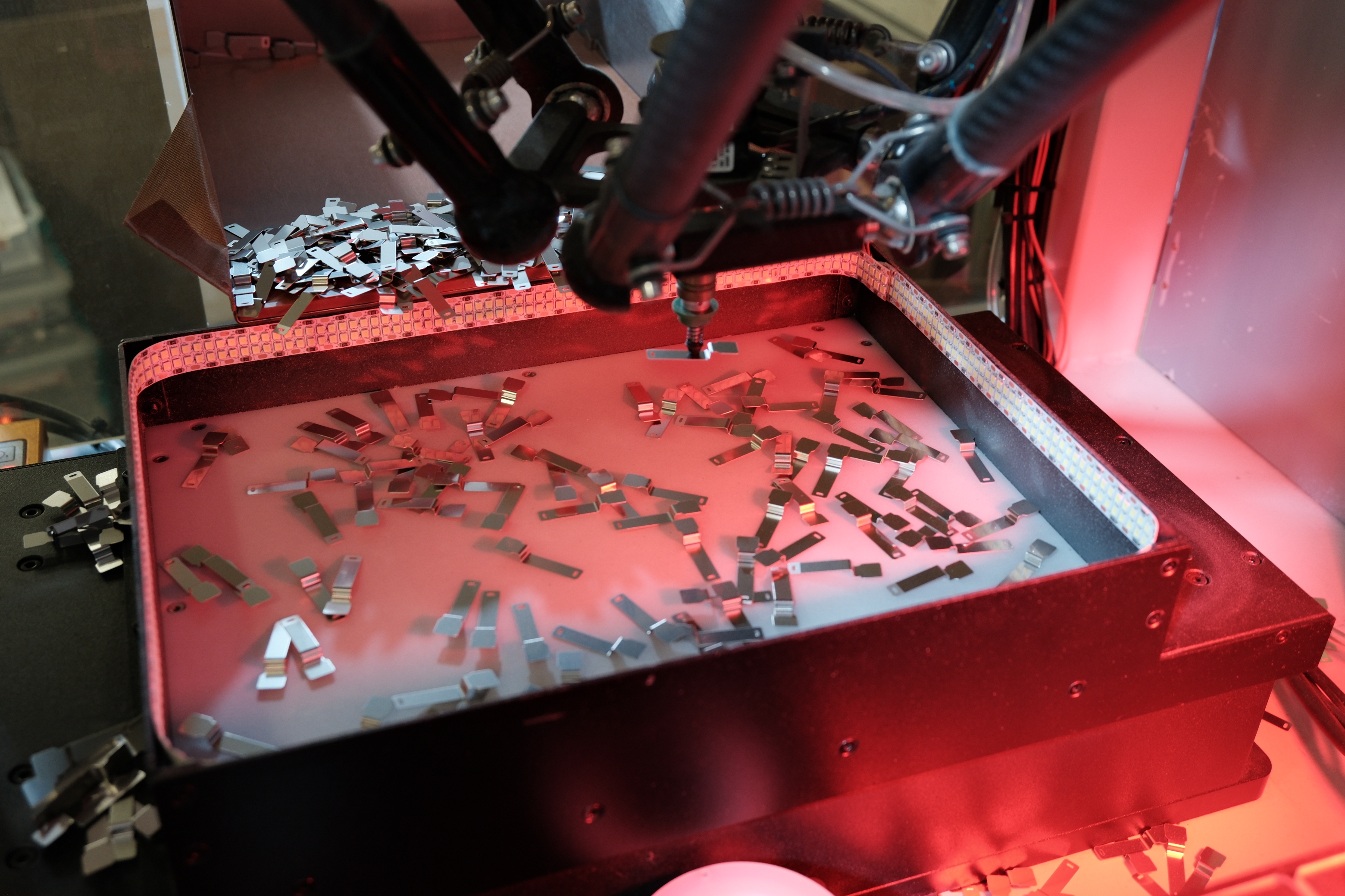 Flexible Vibratory Feeding with Robotic Handling